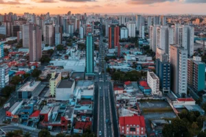 Vista aérea da cidade de Santo André com prédios e comércios ao entardecer, simbolizando a atuação regional do InFamília.